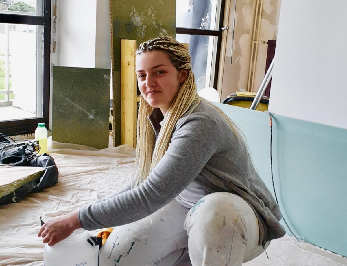 Savanah, une aide-soignante devient apprentie peintre